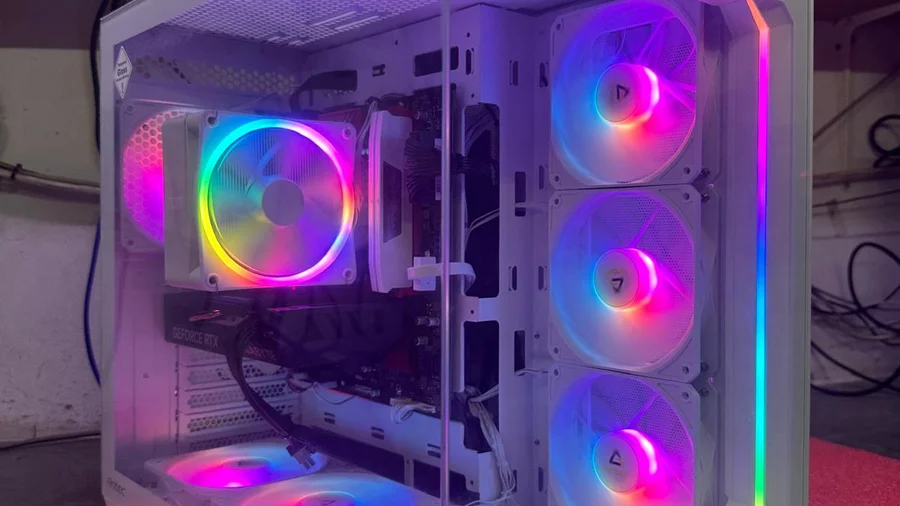מחשב לבן RGB